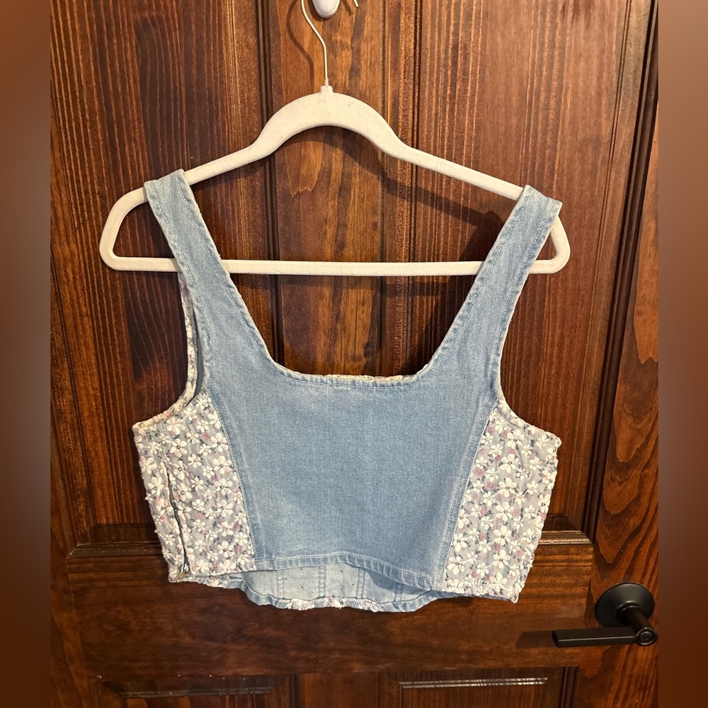 POL Cropped Denim Sleeveless Top, denim and floral lace detail, NWT, size large - Picture 2 of 8